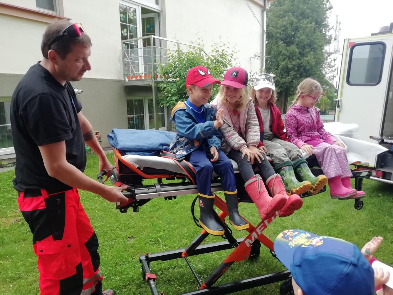 PŘEKVAPENÍ PRO DĚTI - ZÁCHRANKA - 13