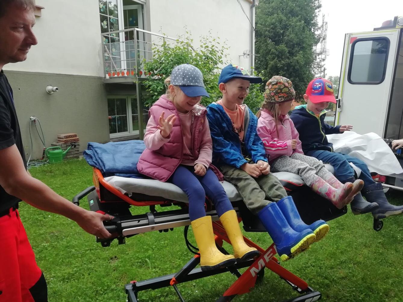 PŘEKVAPENÍ PRO DĚTI - ZÁCHRANKA - 14