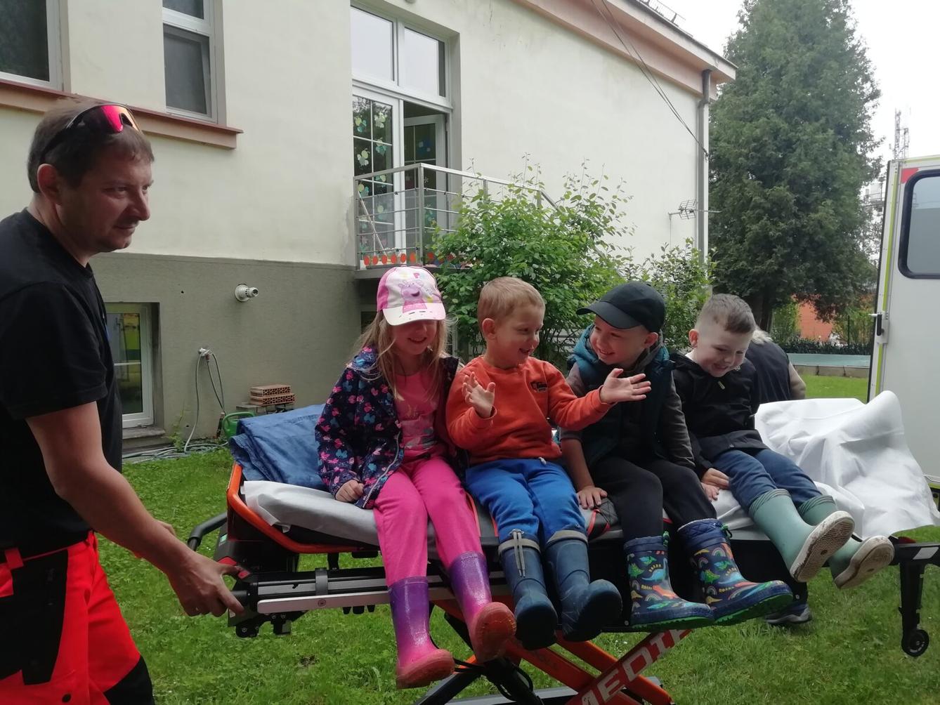 PŘEKVAPENÍ PRO DĚTI - ZÁCHRANKA - 19