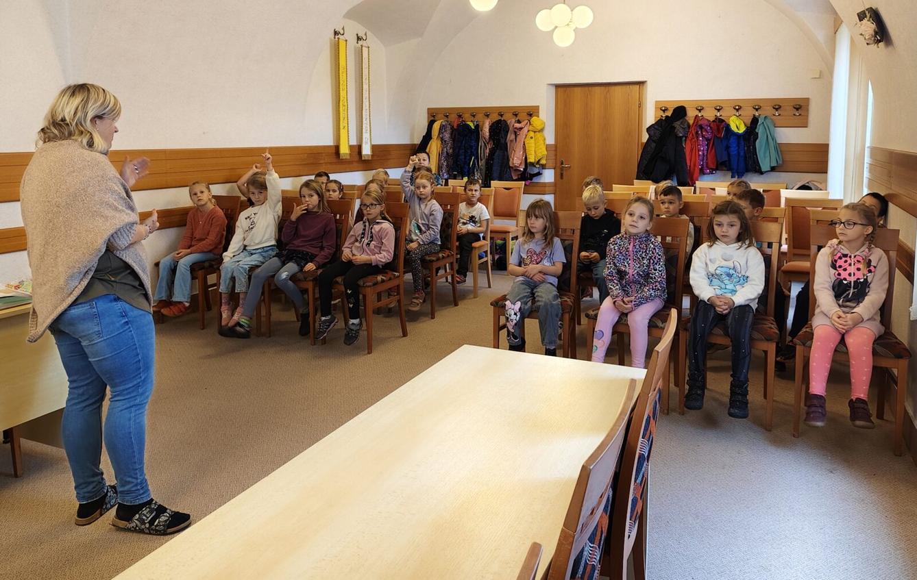 10. 10. - Žáci I. stupně v knihovně - 1