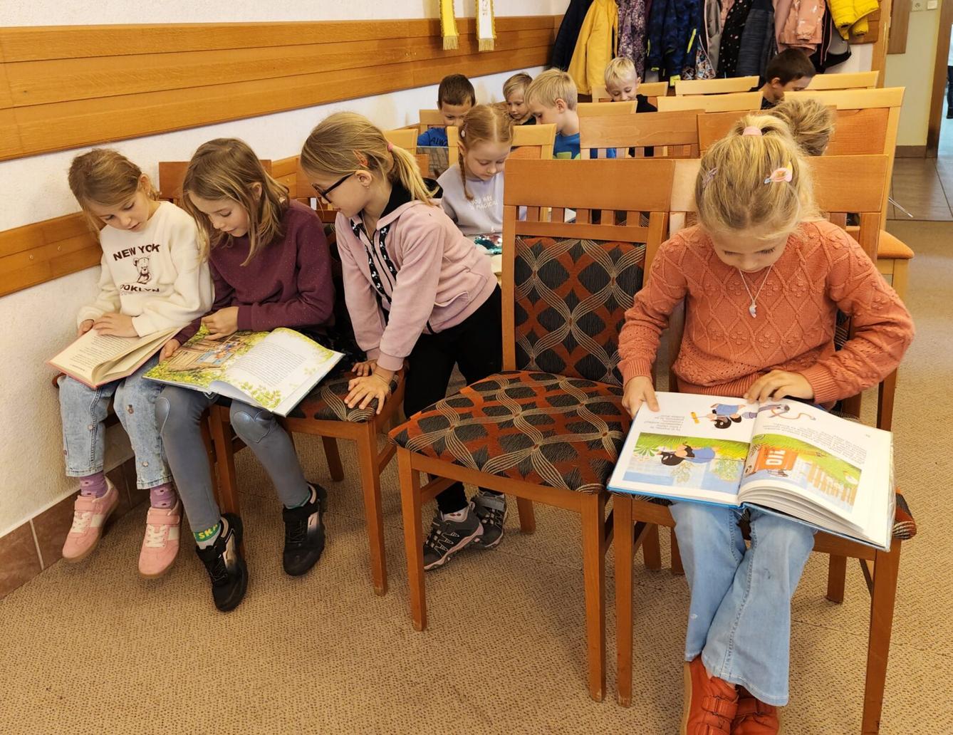 10. 10. - Žáci I. stupně v knihovně - 3