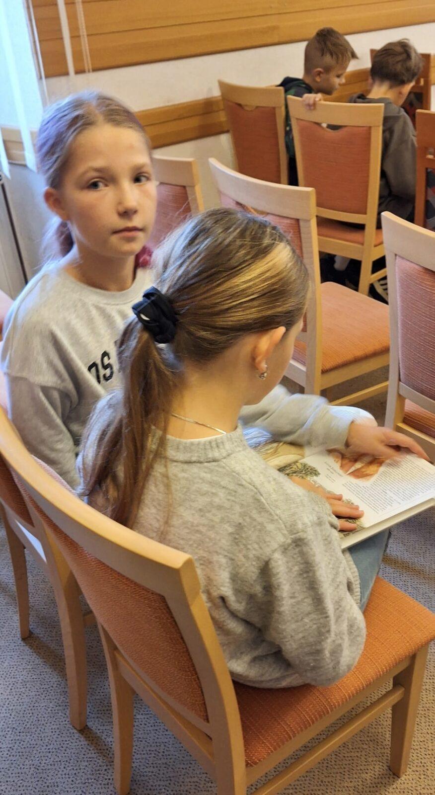 10. 10. - Žáci I. stupně v knihovně - 7