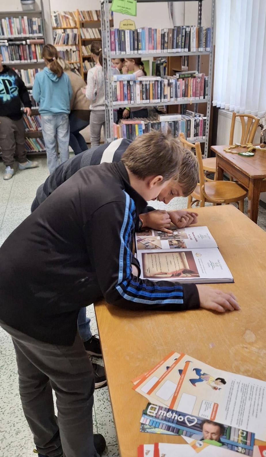 10. 10. - Žáci I. stupně v knihovně - 8