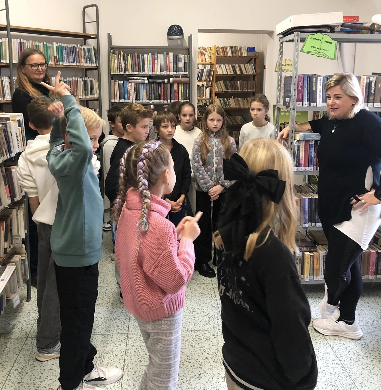 10. 10. - Žáci I. stupně v knihovně - 12