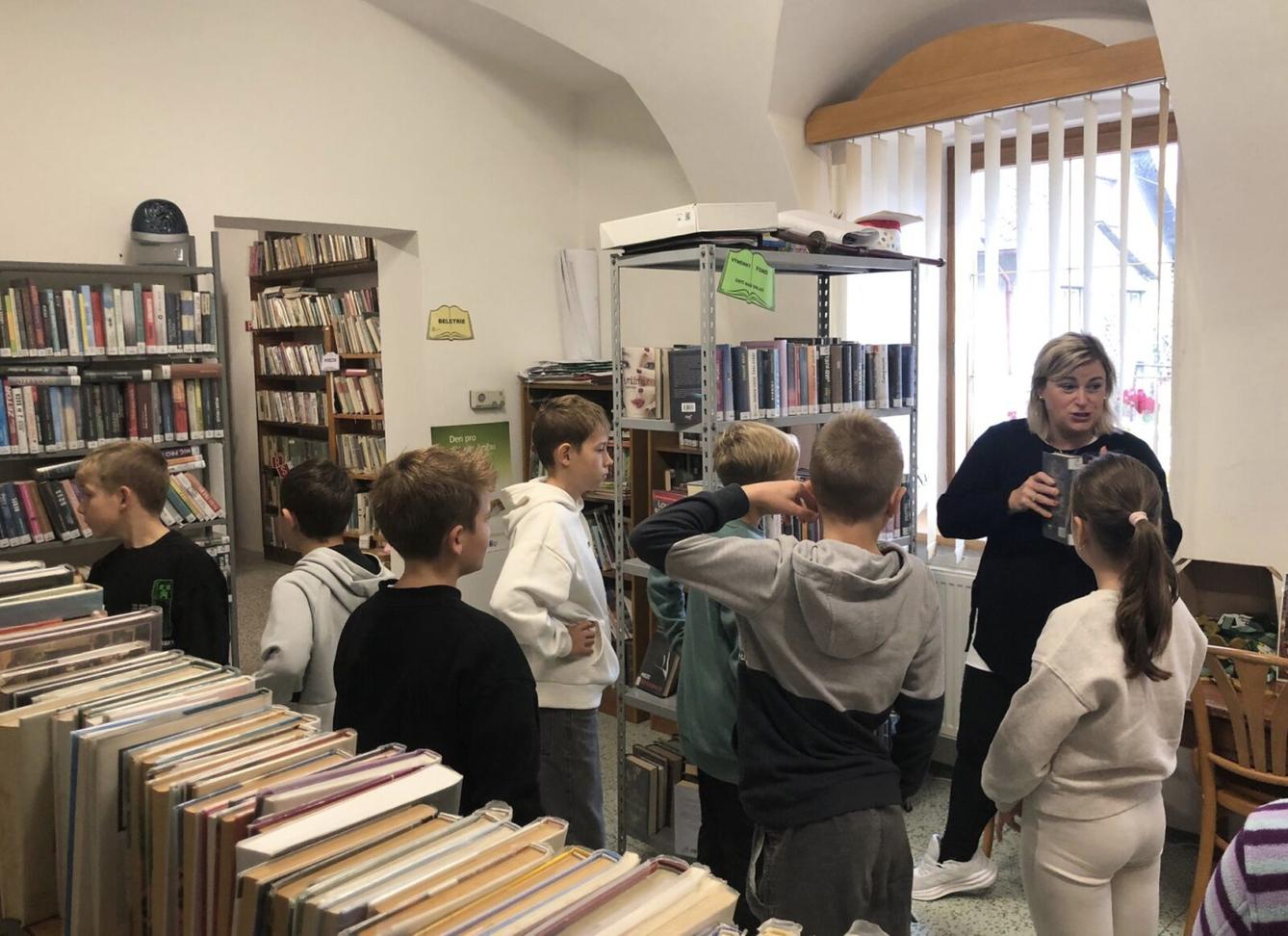 10. 10. - Žáci I. stupně v knihovně - 13