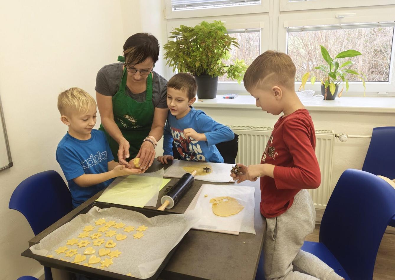 20. 11. Prvňáčci pekli linecké cukroví - 2
