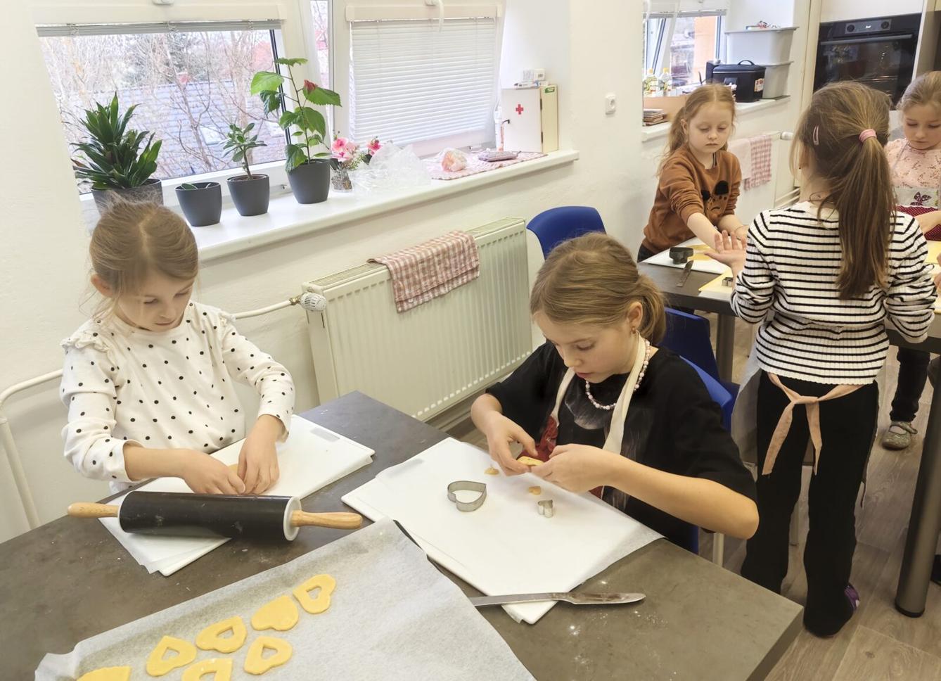 20. 11. Prvňáčci pekli linecké cukroví - 3