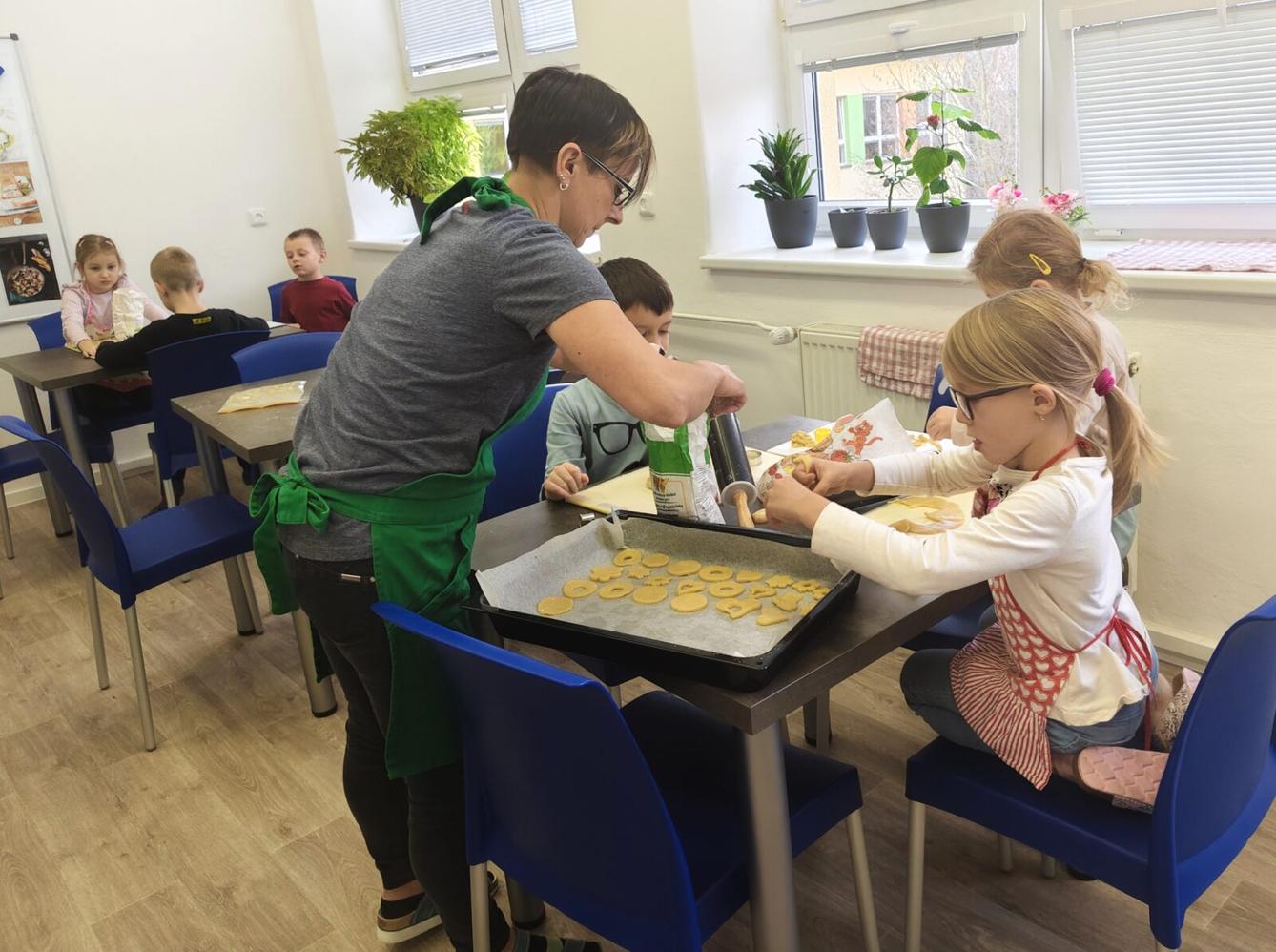 20. 11. Prvňáčci pekli linecké cukroví - 6