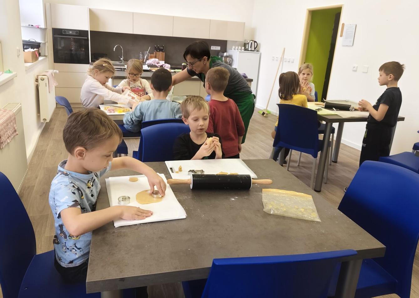 20. 11. Prvňáčci pekli linecké cukroví - 7