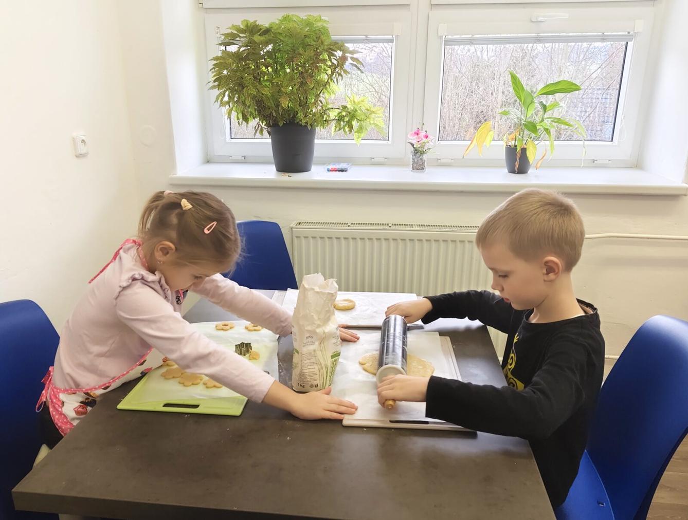 20. 11. Prvňáčci pekli linecké cukroví - 8