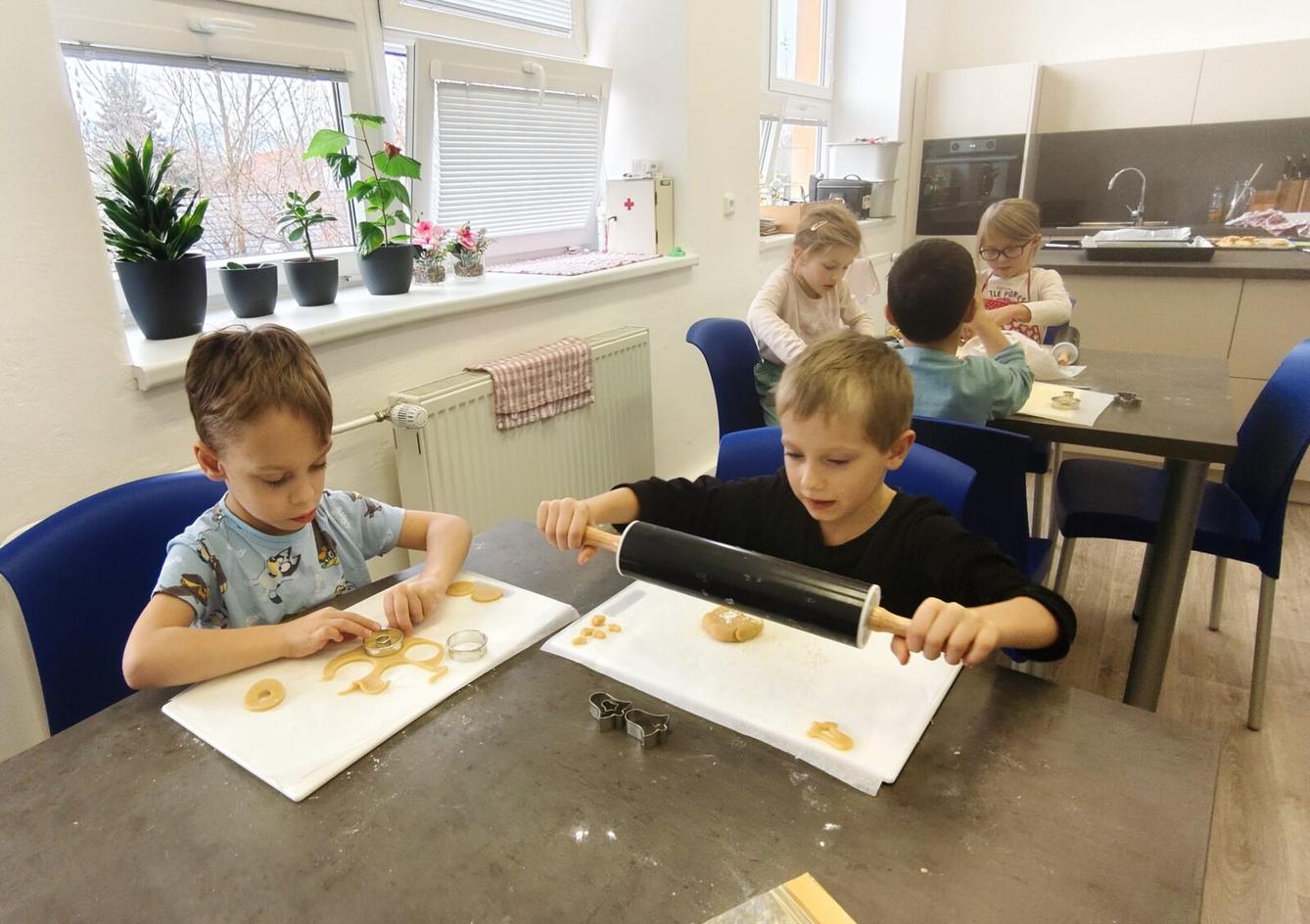 20. 11. Prvňáčci pekli linecké cukroví - 9