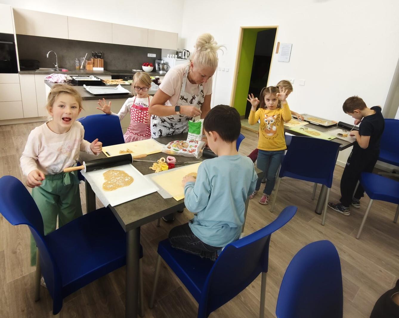 20. 11. Prvňáčci pekli linecké cukroví - 11