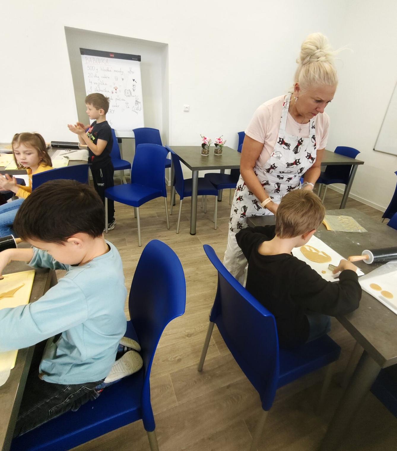 20. 11. Prvňáčci pekli linecké cukroví - 12