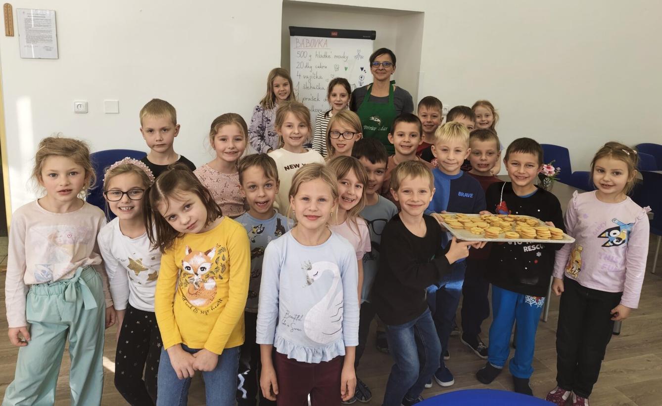 20. 11. Prvňáčci pekli linecké cukroví - 13