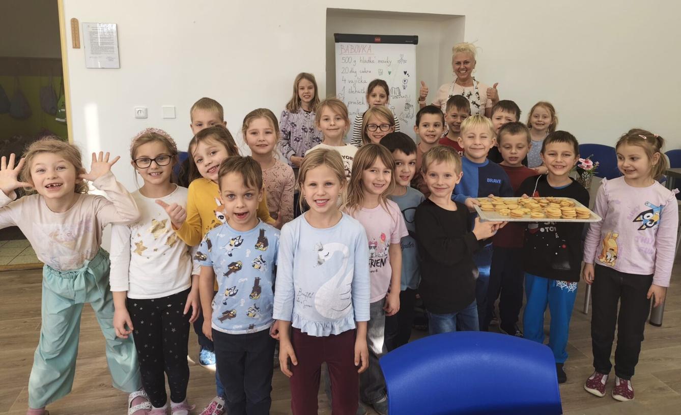 20. 11. Prvňáčci pekli linecké cukroví - 14