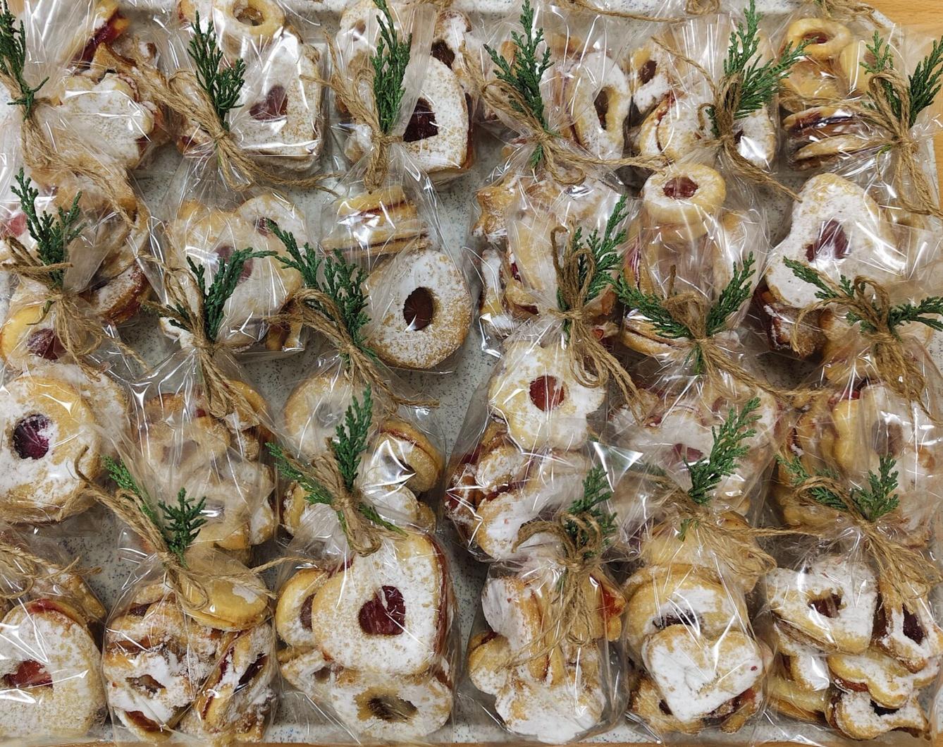 20. 11. Prvňáčci pekli linecké cukroví - 16