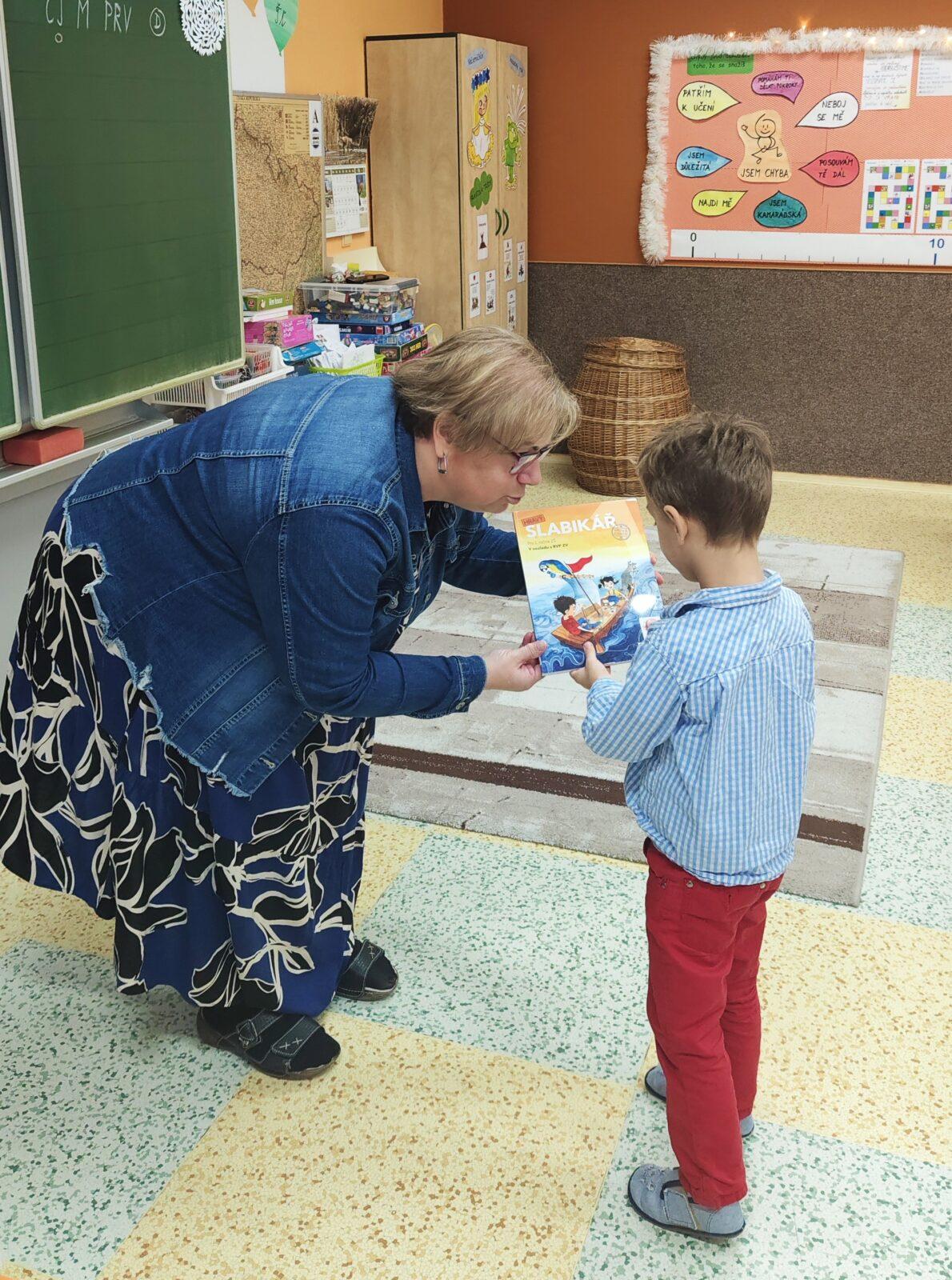 8. 12. Slavnostní předávání Slabikářů v 1. třídě - 3