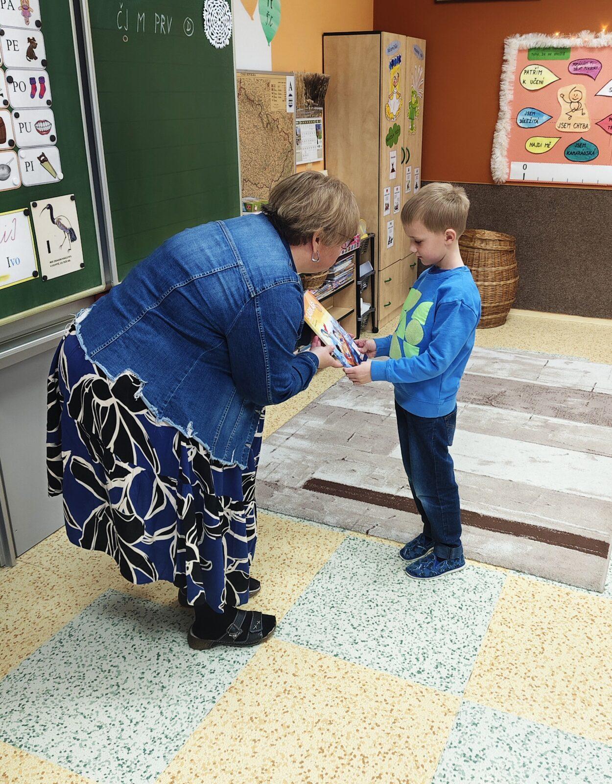 8. 12. Slavnostní předávání Slabikářů v 1. třídě - 4