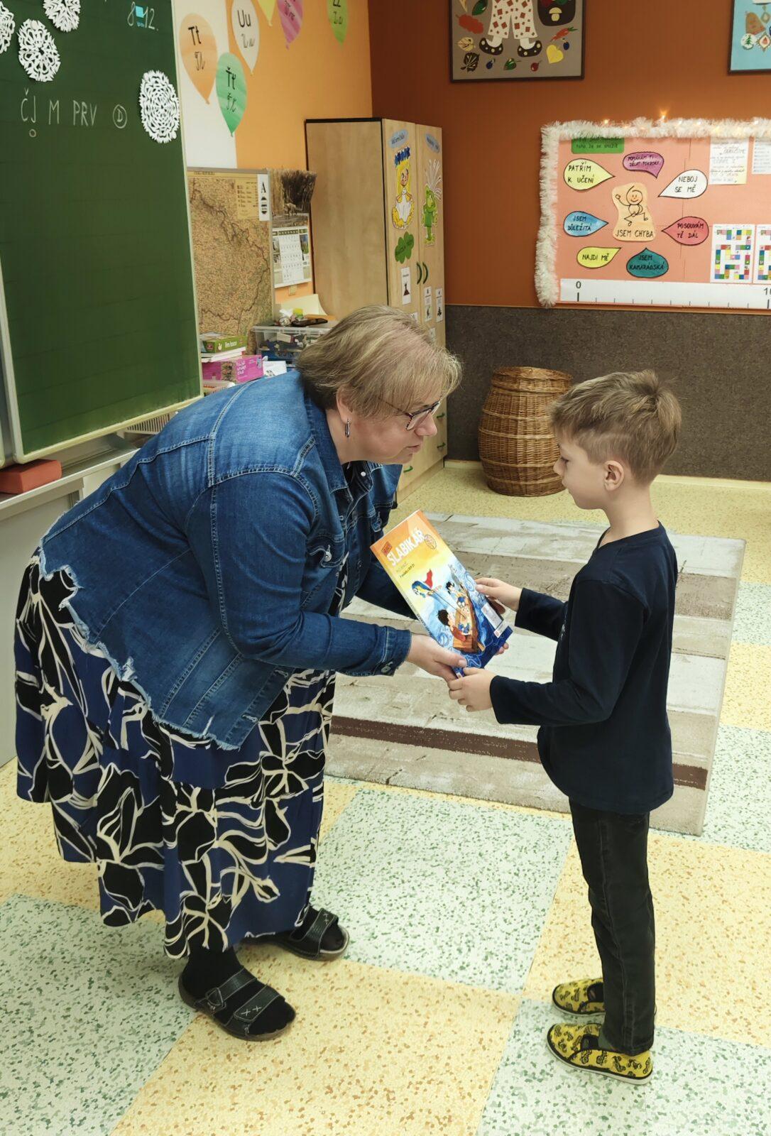 8. 12. Slavnostní předávání Slabikářů v 1. třídě - 7