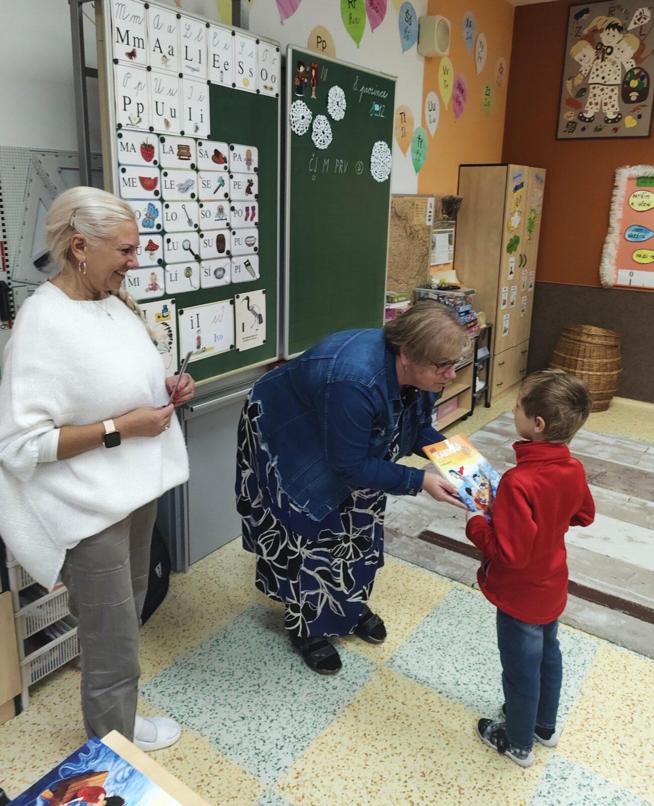 8. 12. Slavnostní předávání Slabikářů v 1. třídě - 9