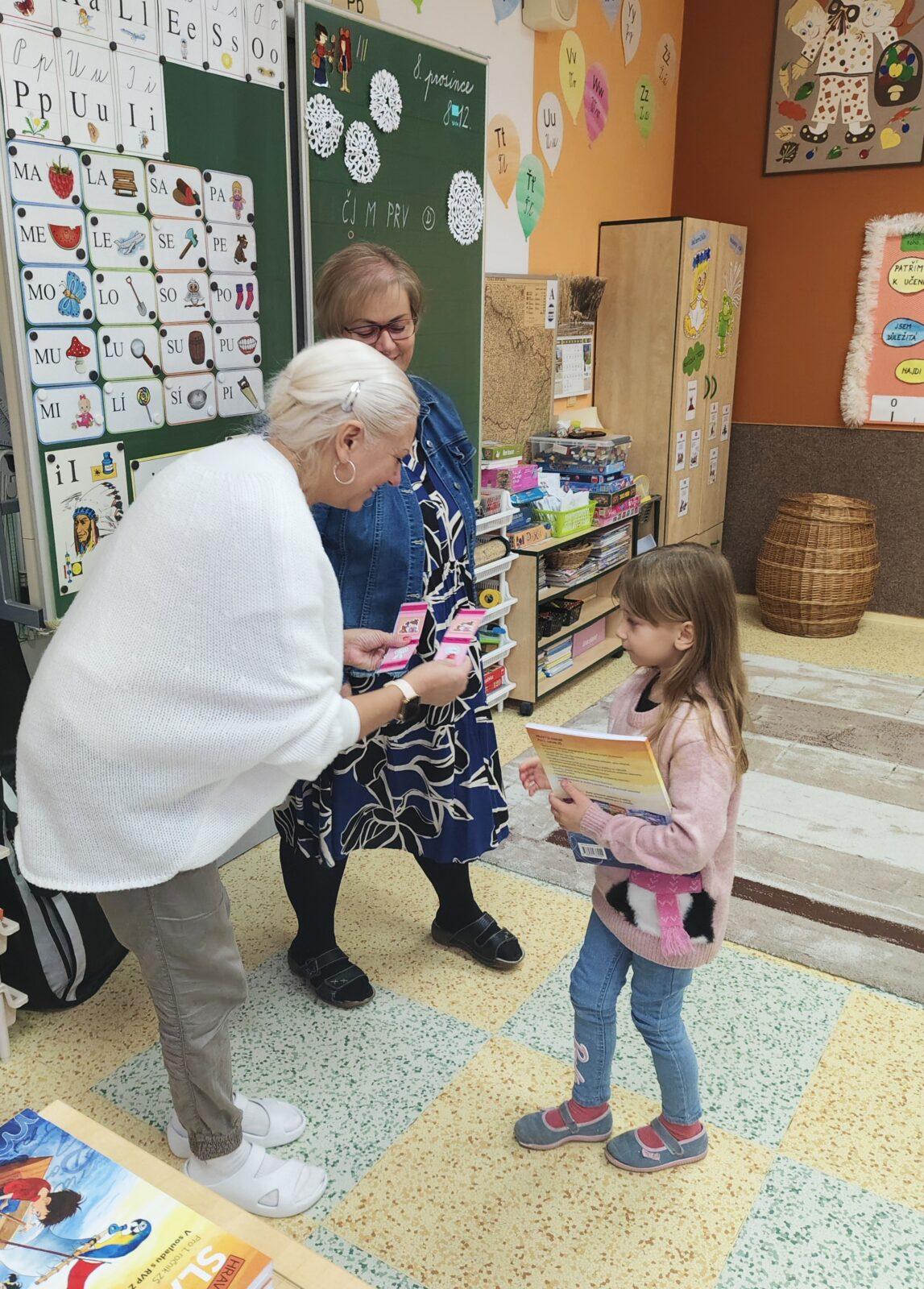 8. 12. Slavnostní předávání Slabikářů v 1. třídě - 10