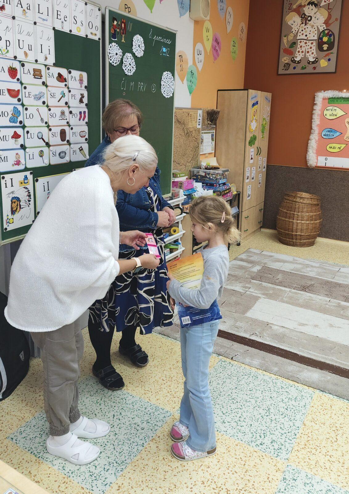 8. 12. Slavnostní předávání Slabikářů v 1. třídě - 11