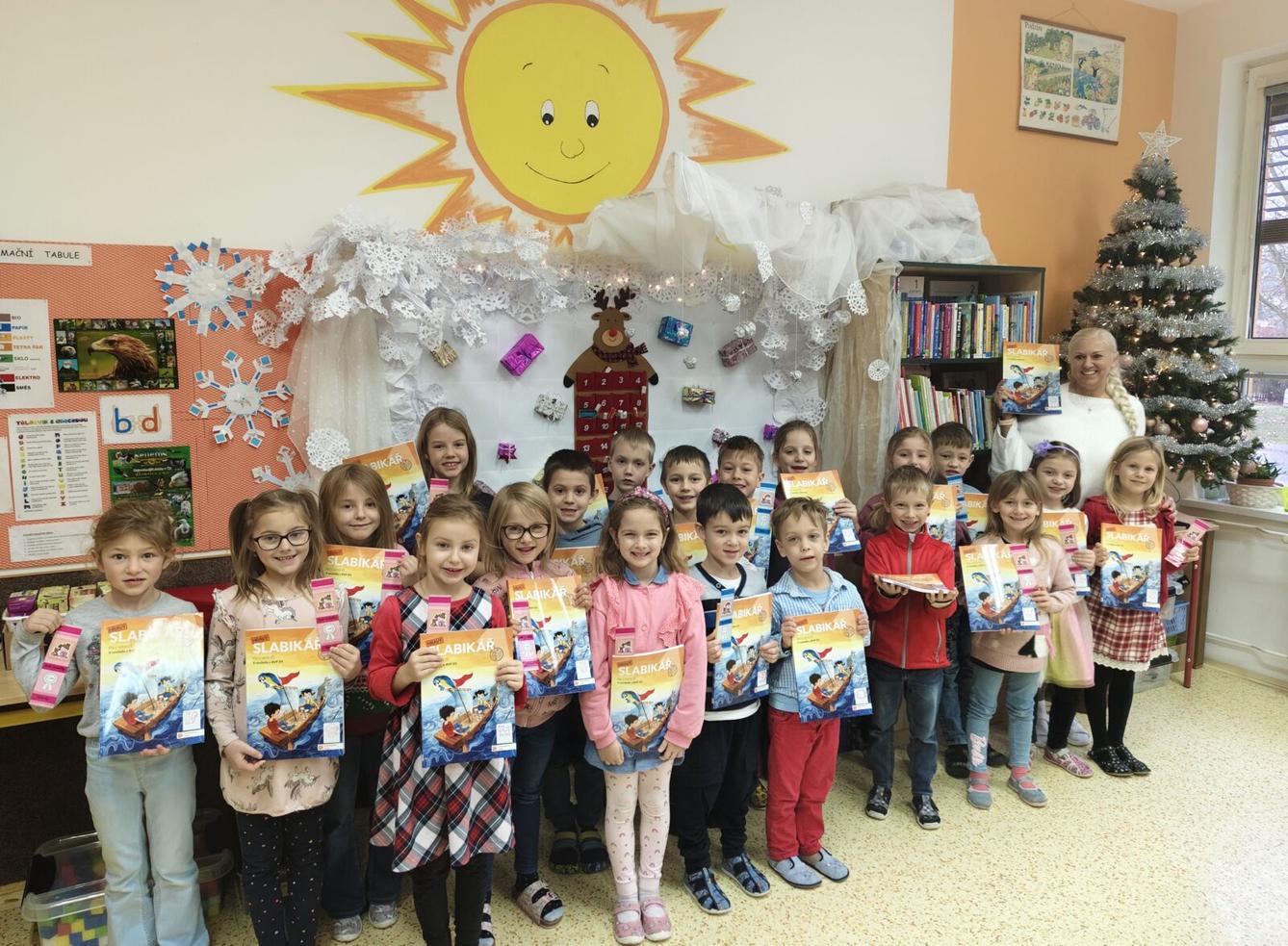 8. 12. Slavnostní předávání Slabikářů v 1. třídě - 12