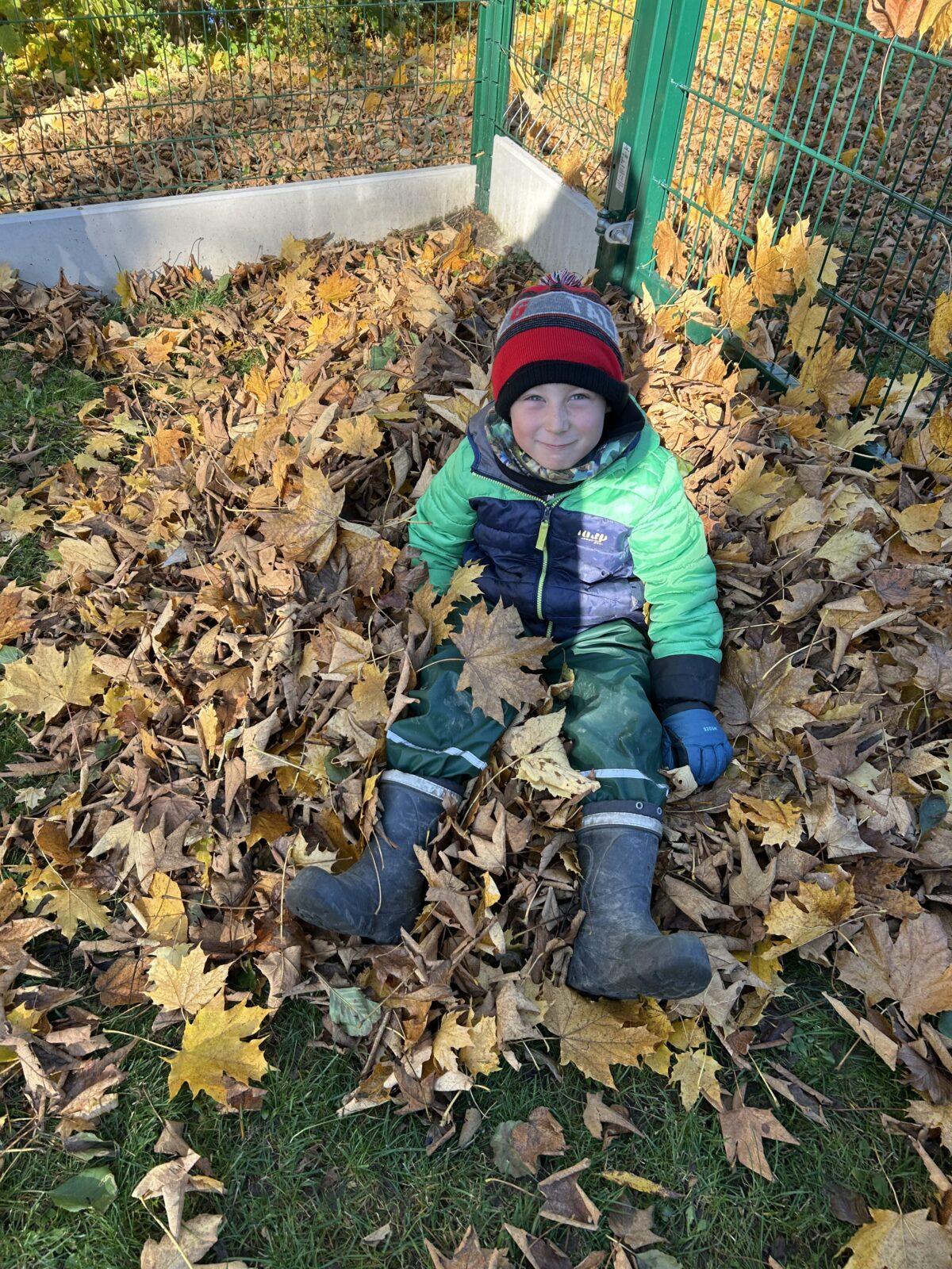 SOVIČKY: LISTÍ ŽLOUTNE POLETUJE - 7