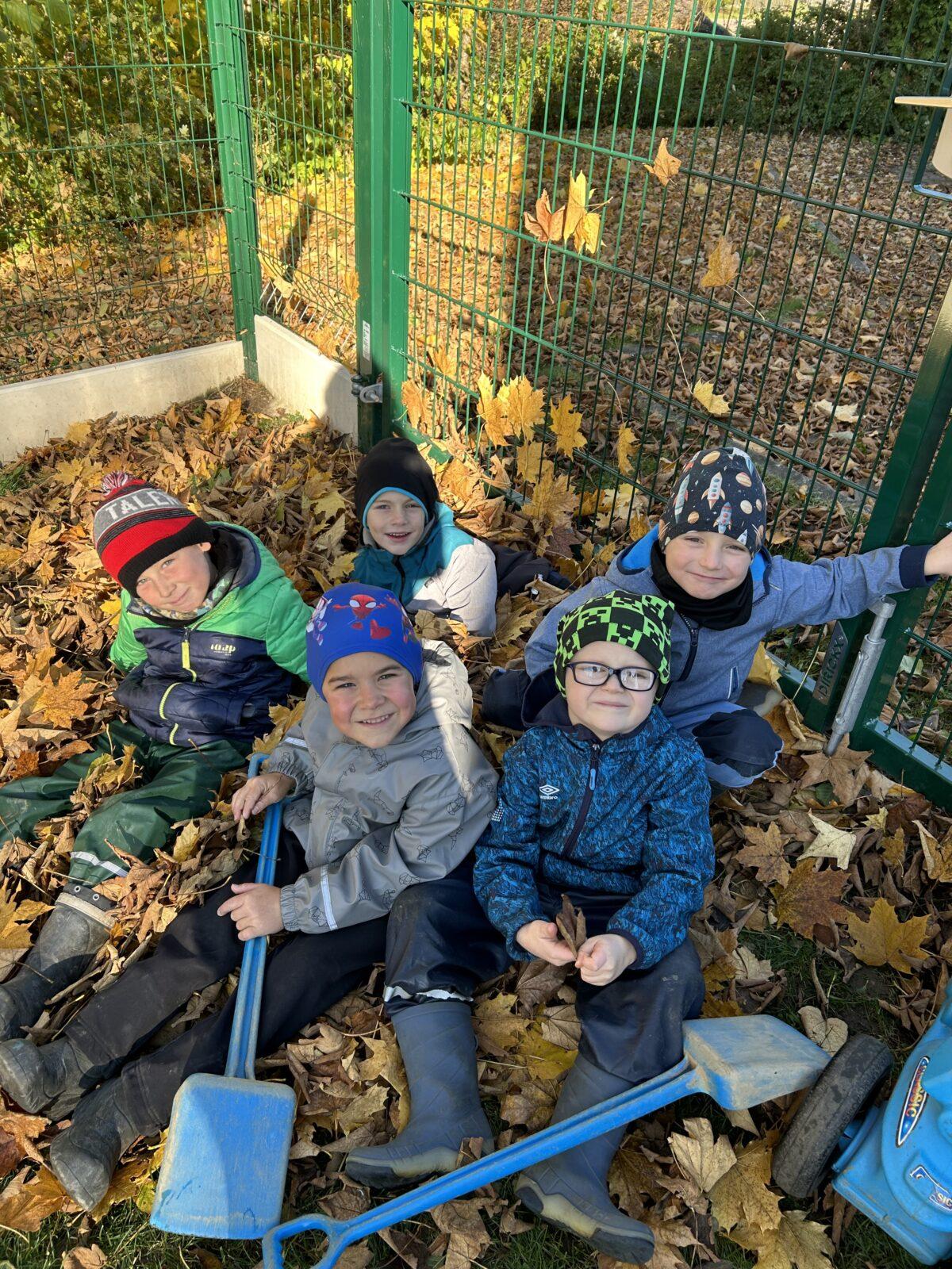 SOVIČKY: LISTÍ ŽLOUTNE POLETUJE - 8