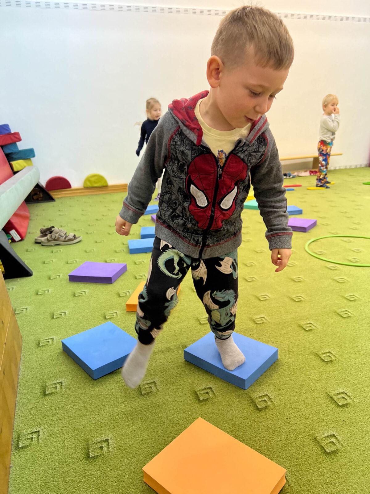 BROUČCI: CVIČÍME V TĚLOCVIČNĚ - 10