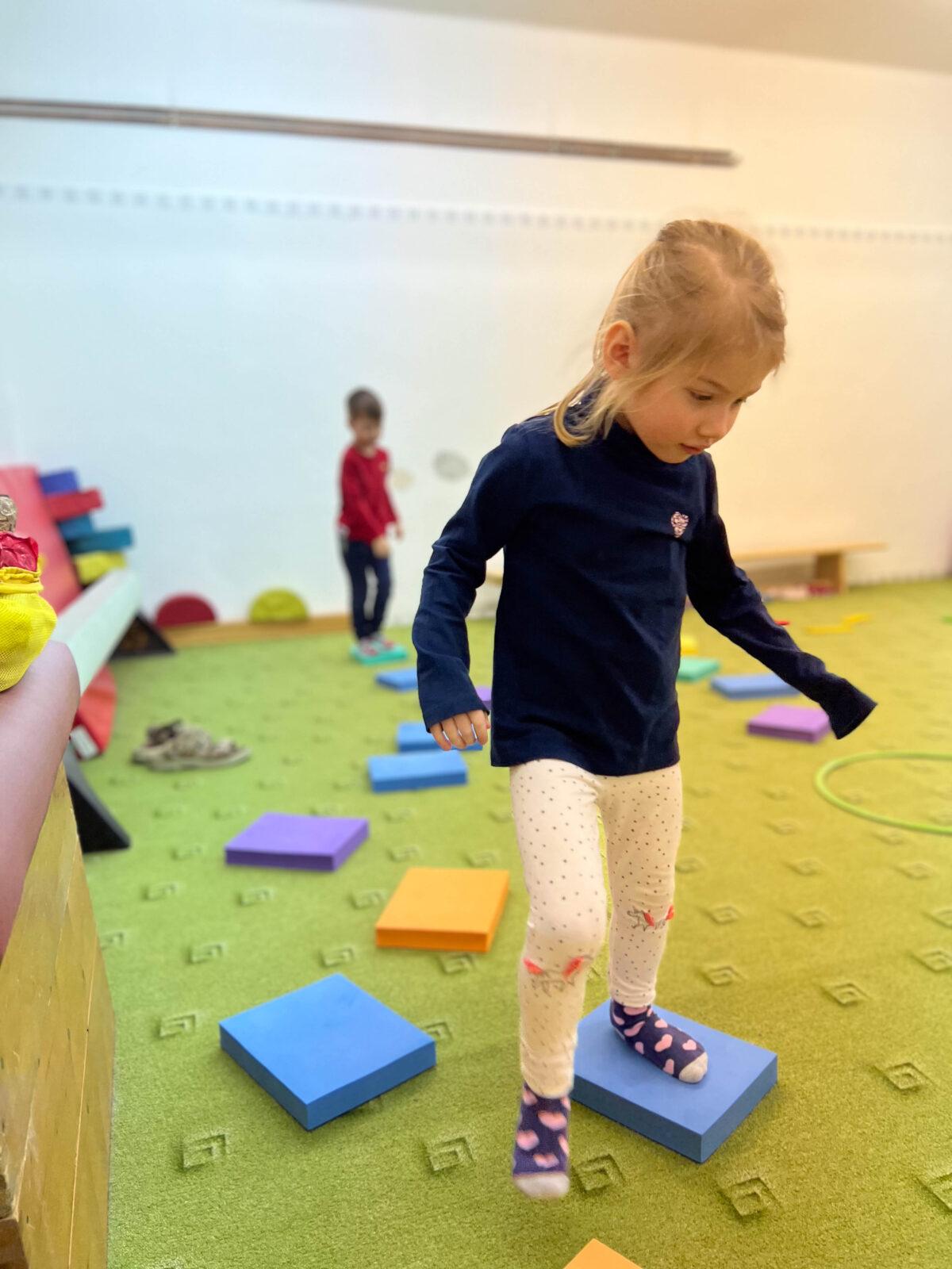 BROUČCI: CVIČÍME V TĚLOCVIČNĚ - 11