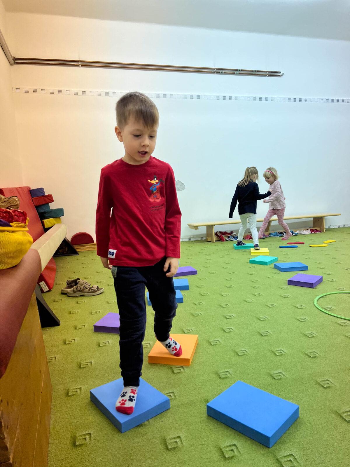 BROUČCI: CVIČÍME V TĚLOCVIČNĚ - 12