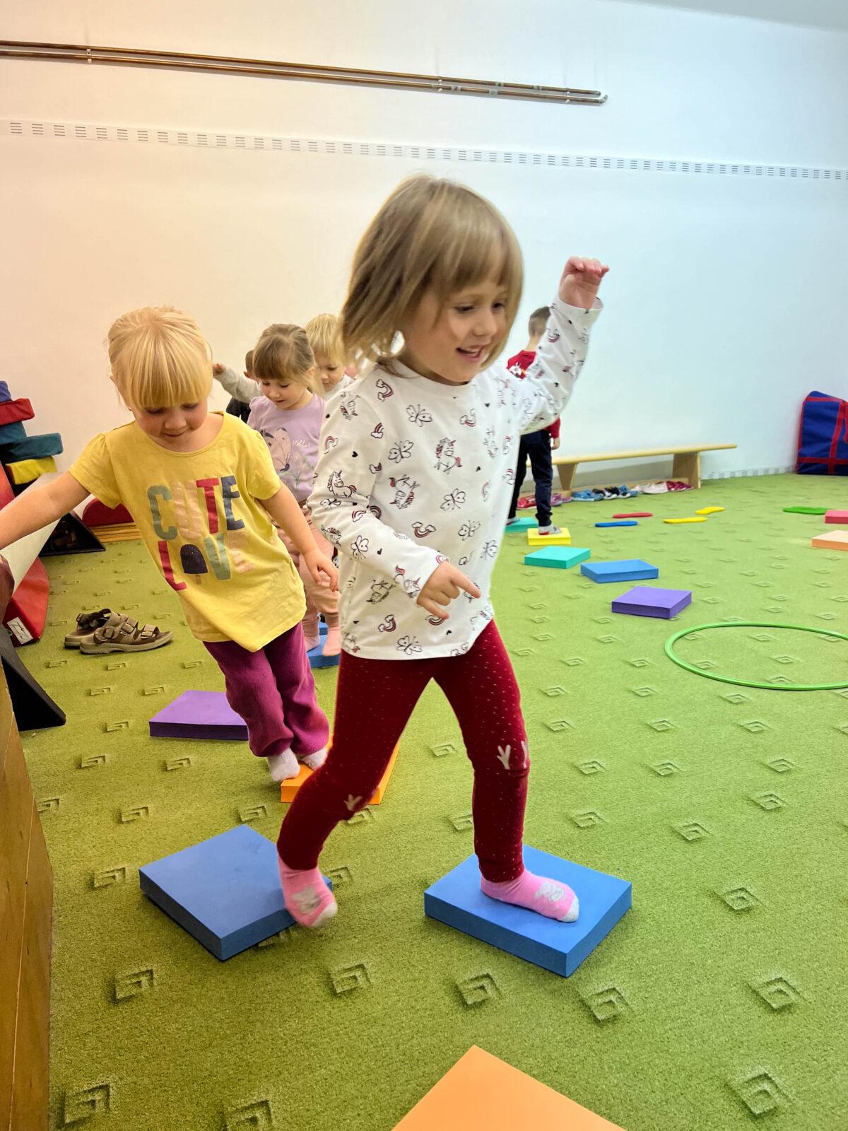 BROUČCI: CVIČÍME V TĚLOCVIČNĚ - 14