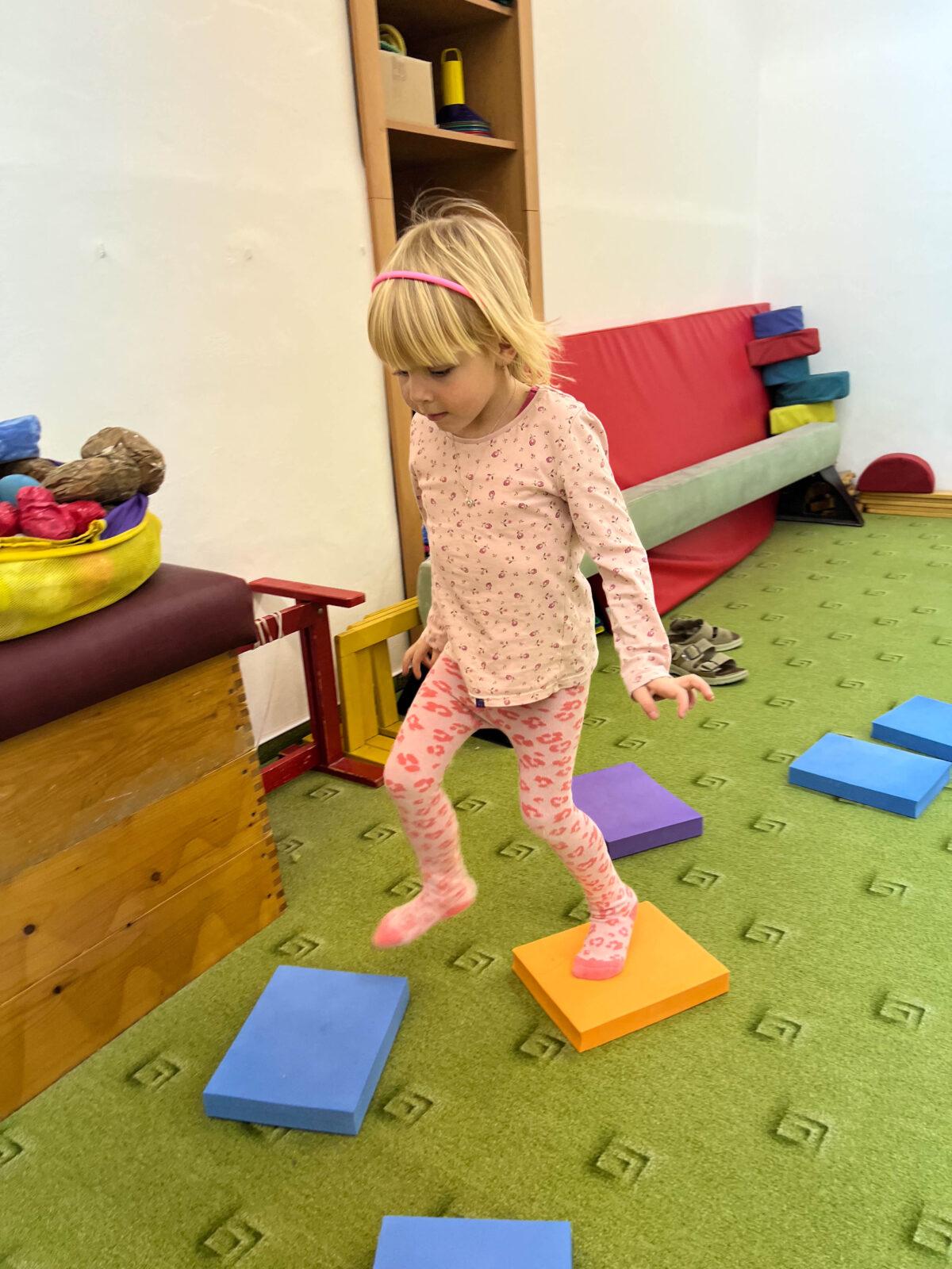 BROUČCI: CVIČÍME V TĚLOCVIČNĚ - 17