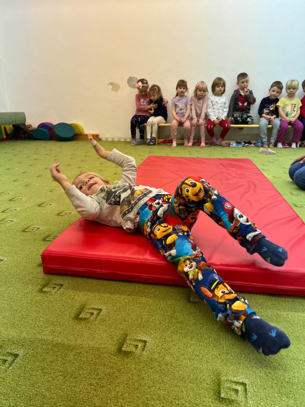 BROUČCI: CVIČÍME V TĚLOCVIČNĚ - 19