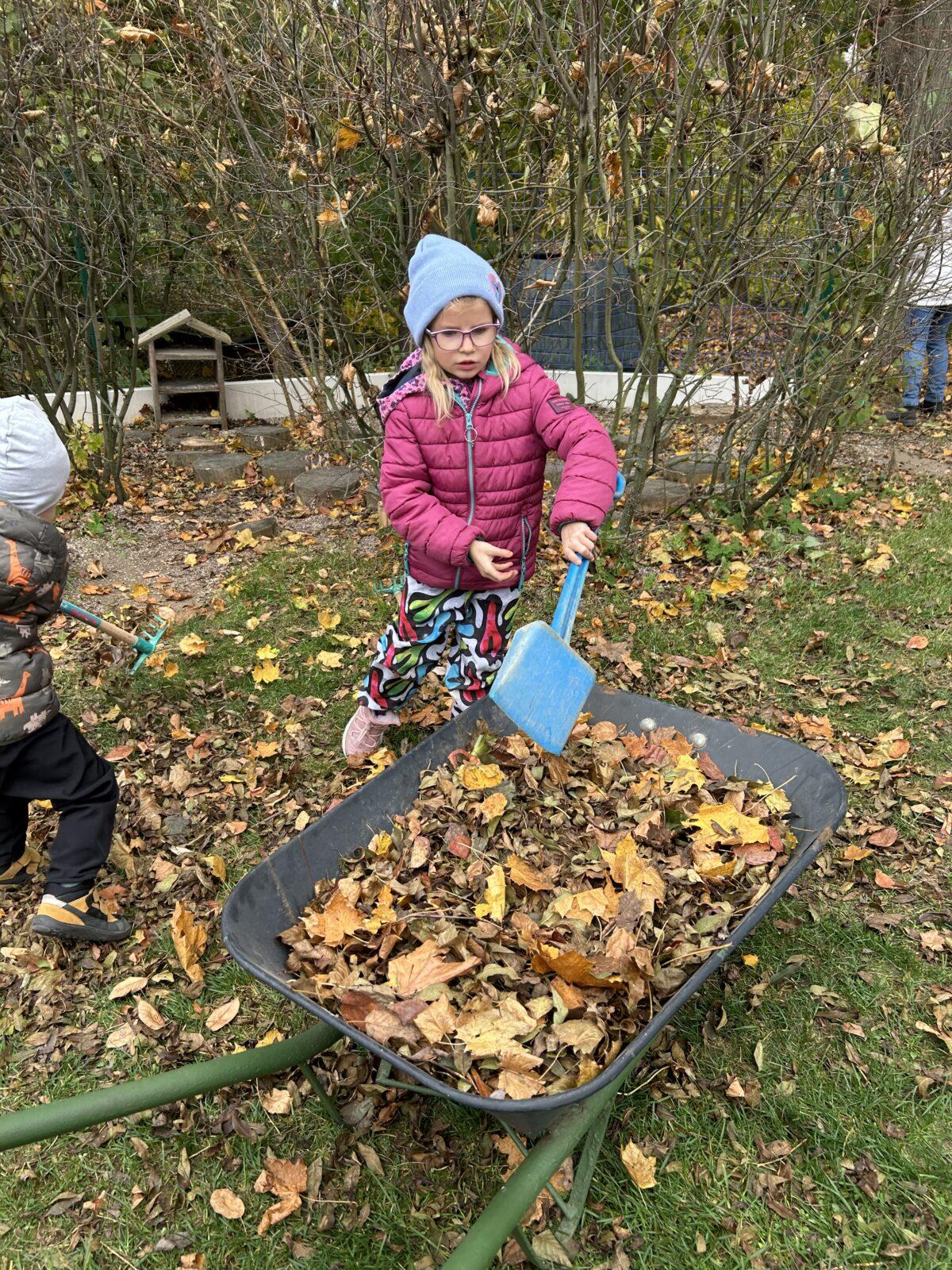 SOVIČKY: LISTÍ ŽLOUTNE POLETUJE - 34