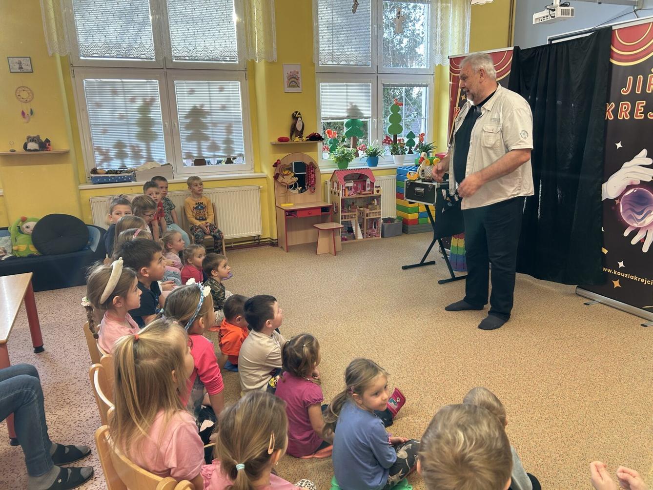 PŘIJEL K NÁM KOUZELNÍK - 1