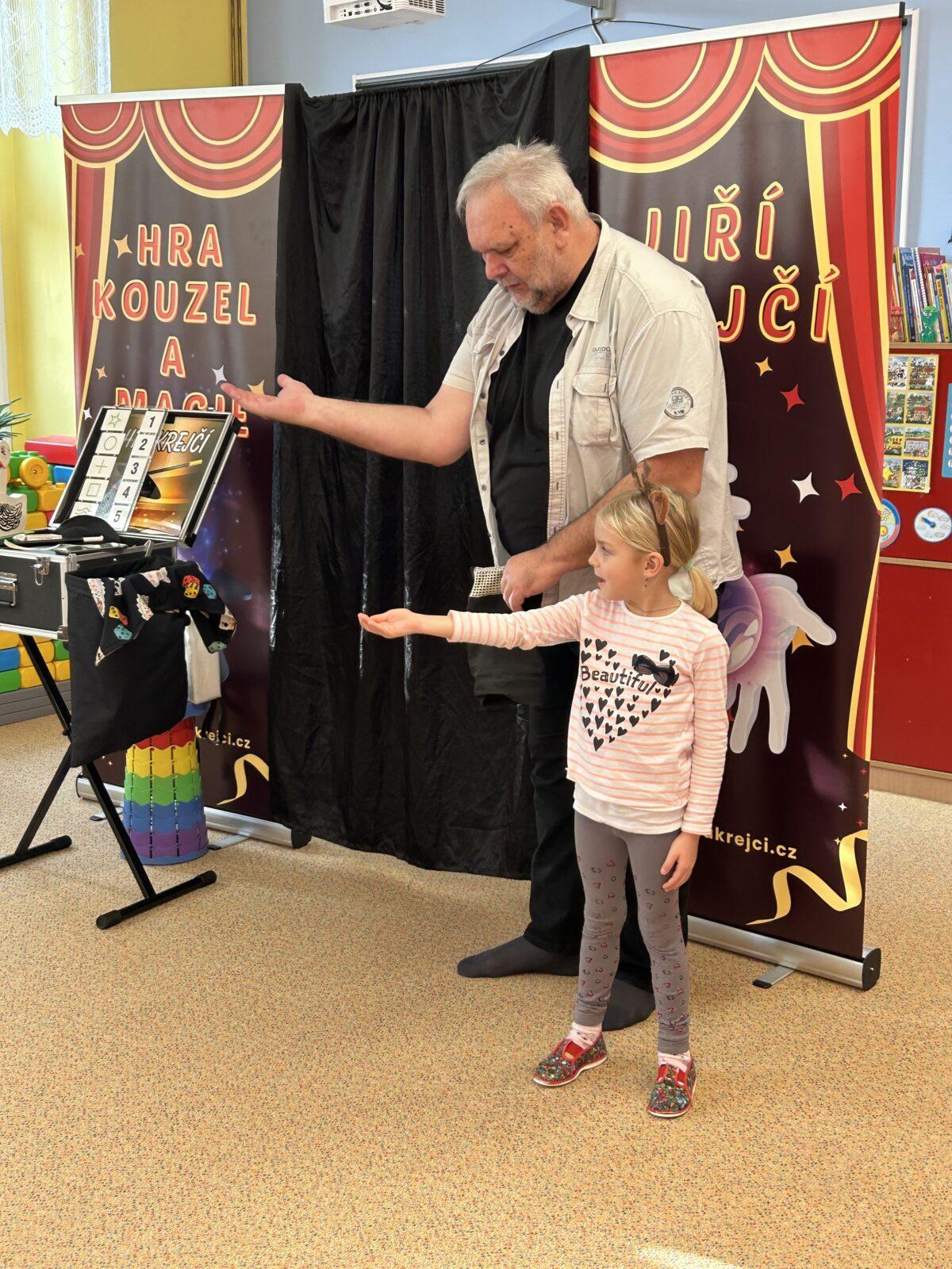 PŘIJEL K NÁM KOUZELNÍK - 12