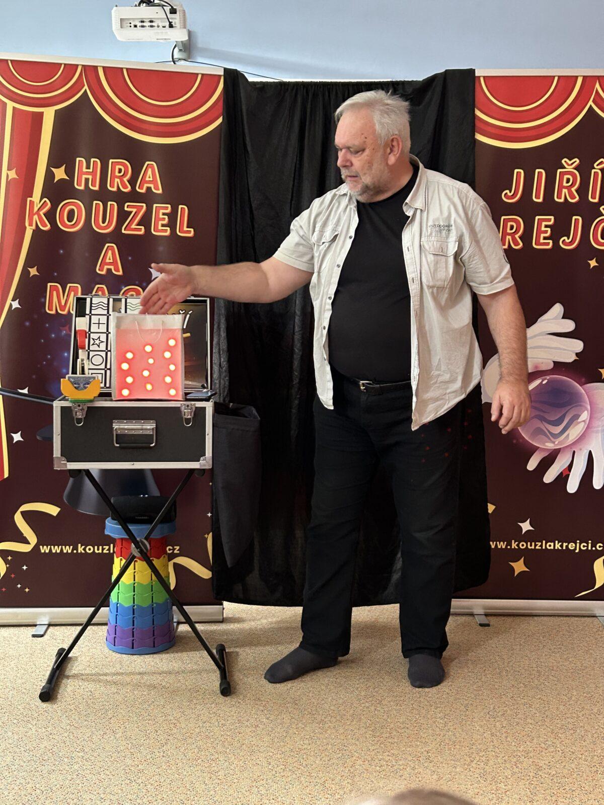 PŘIJEL K NÁM KOUZELNÍK - 23