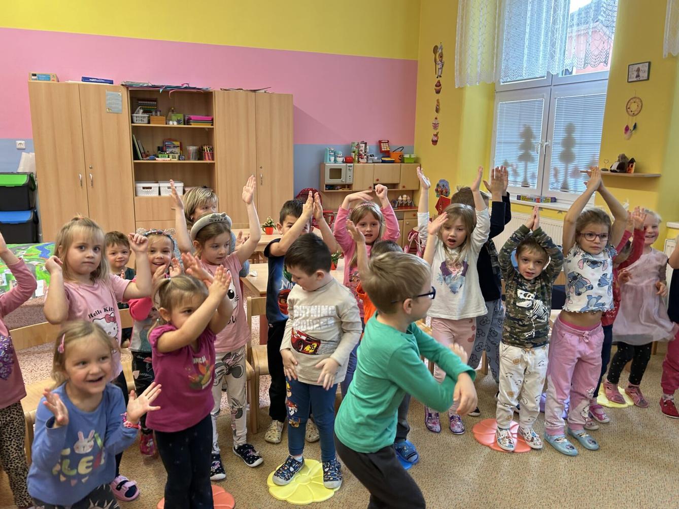 PŘIJEL K NÁM KOUZELNÍK - 24