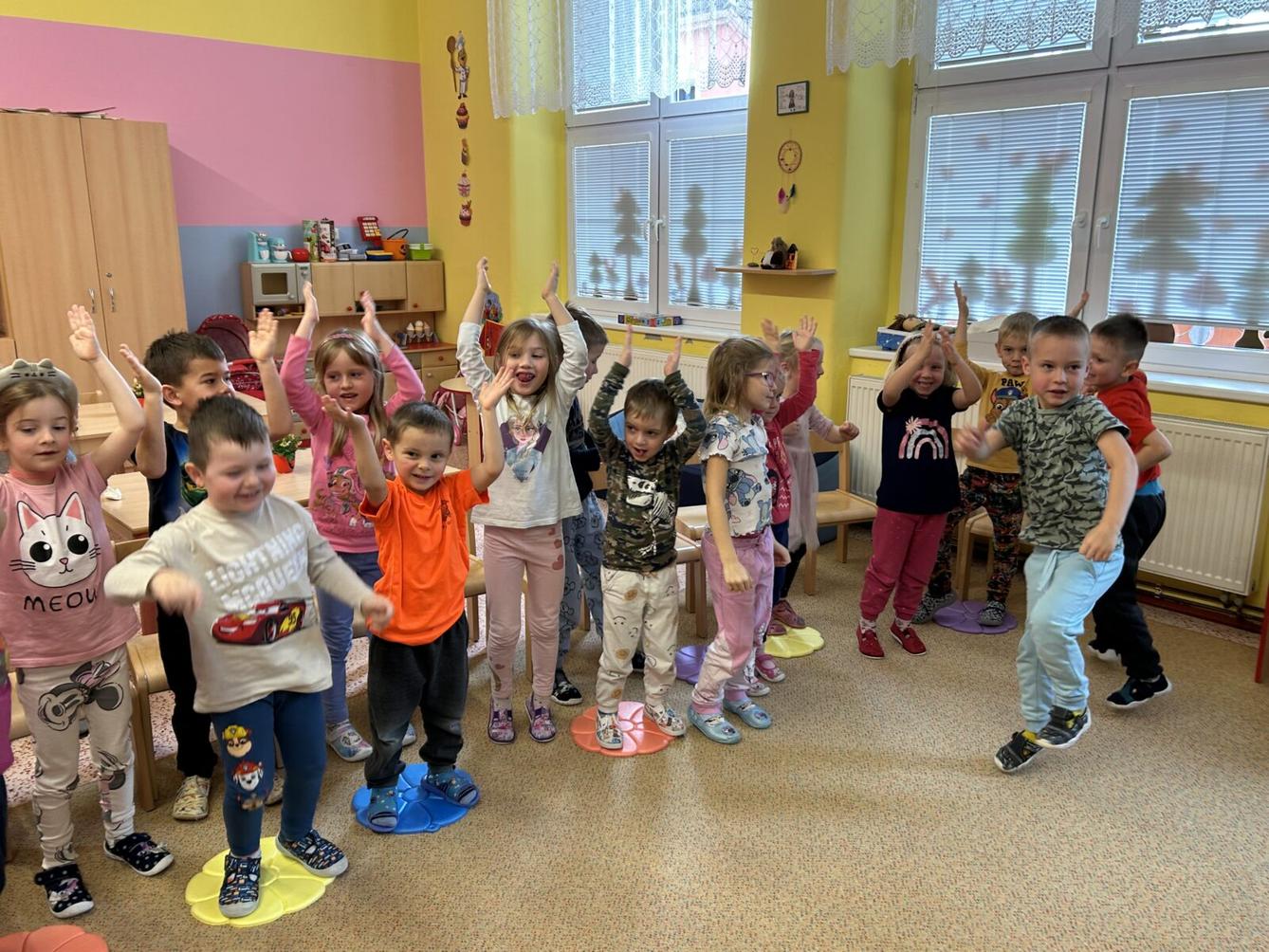 PŘIJEL K NÁM KOUZELNÍK - 25