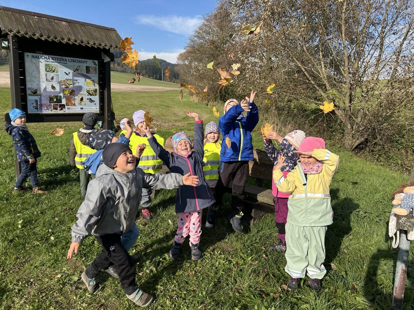 SOVIČKY: LISTÍ ŽLOUTNE, POLETUJE - 12