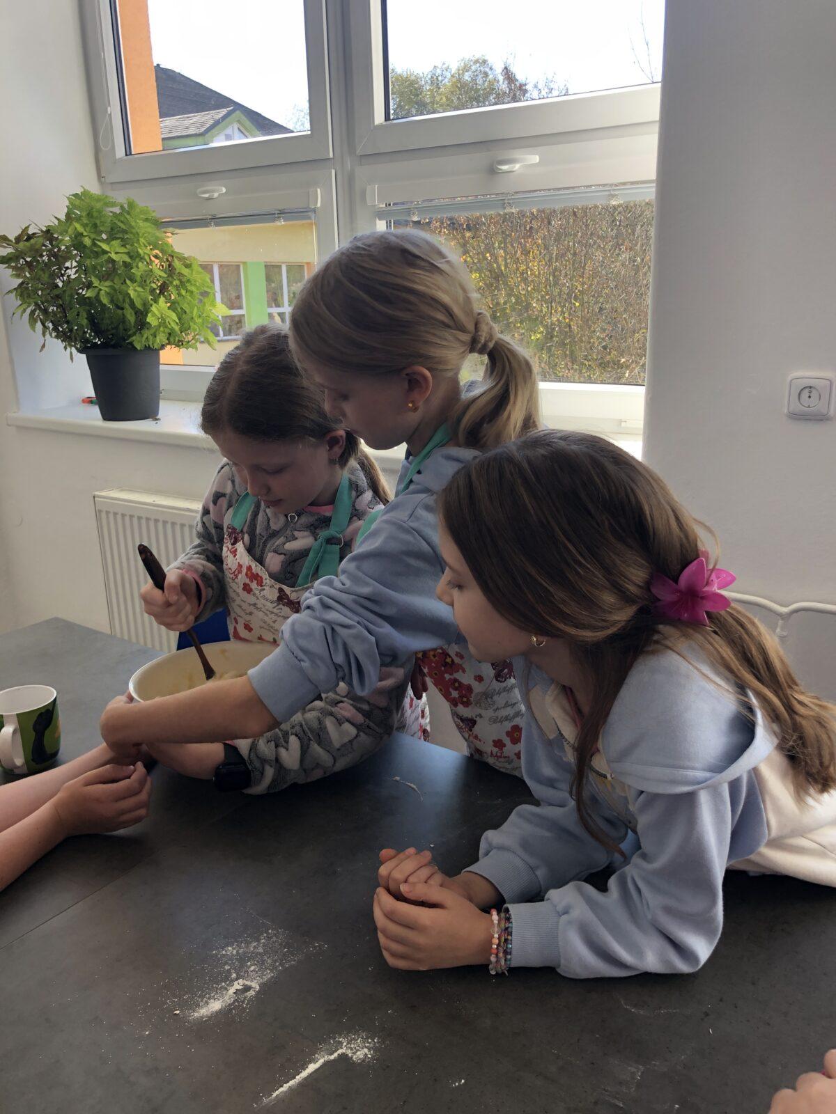 4.A v nové kuchyňce - 1