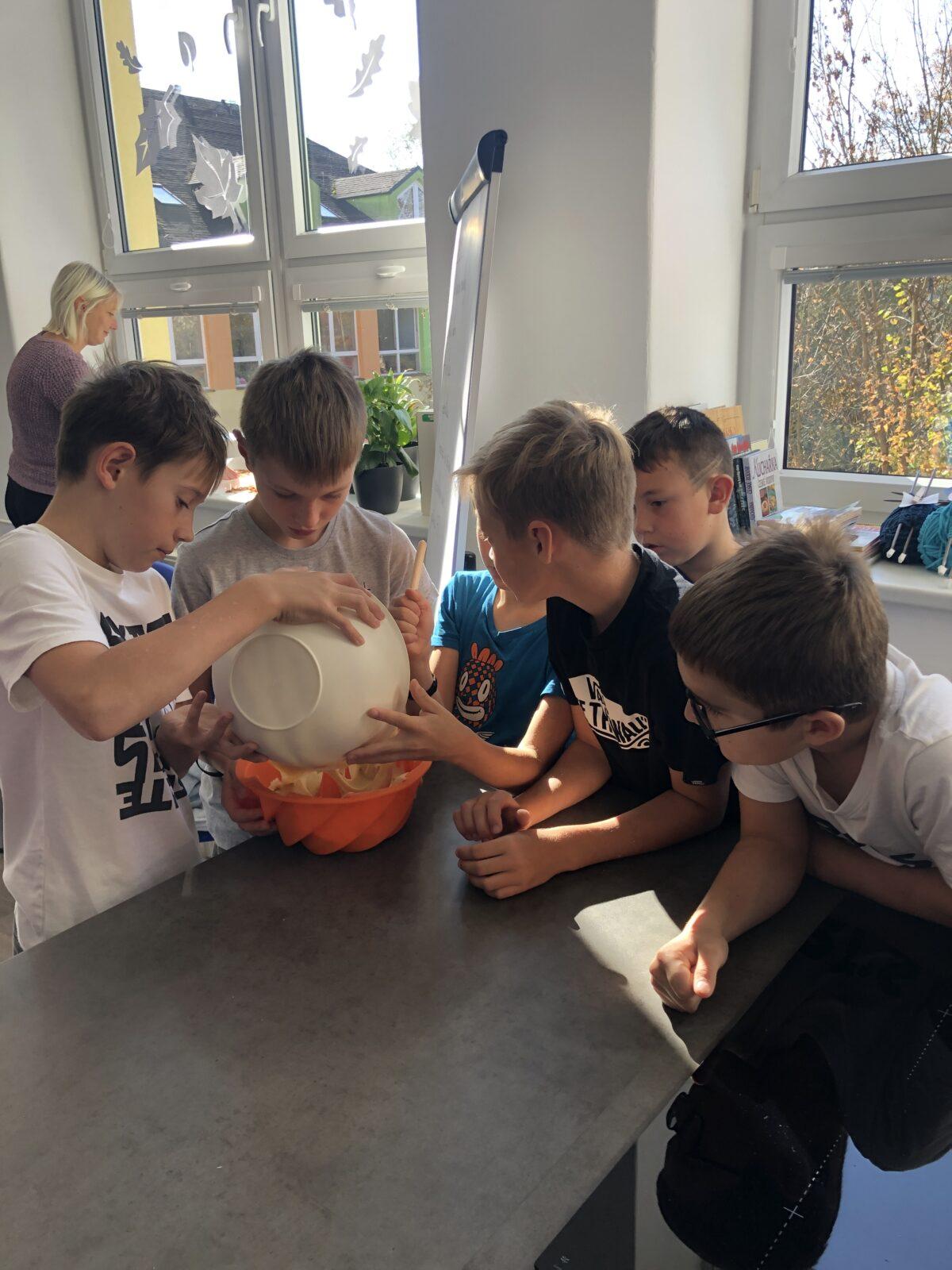 4.A v nové kuchyňce - 2