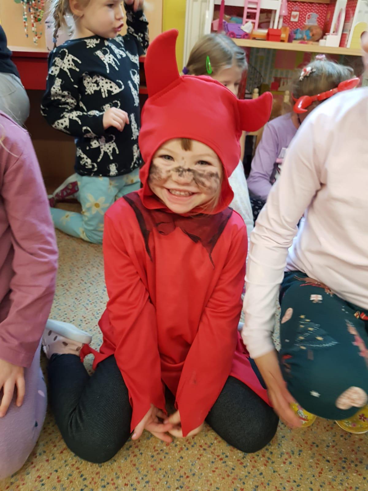 Návštěva MIKULÁŠE a ČERTÍKA ve školce :-) - 20