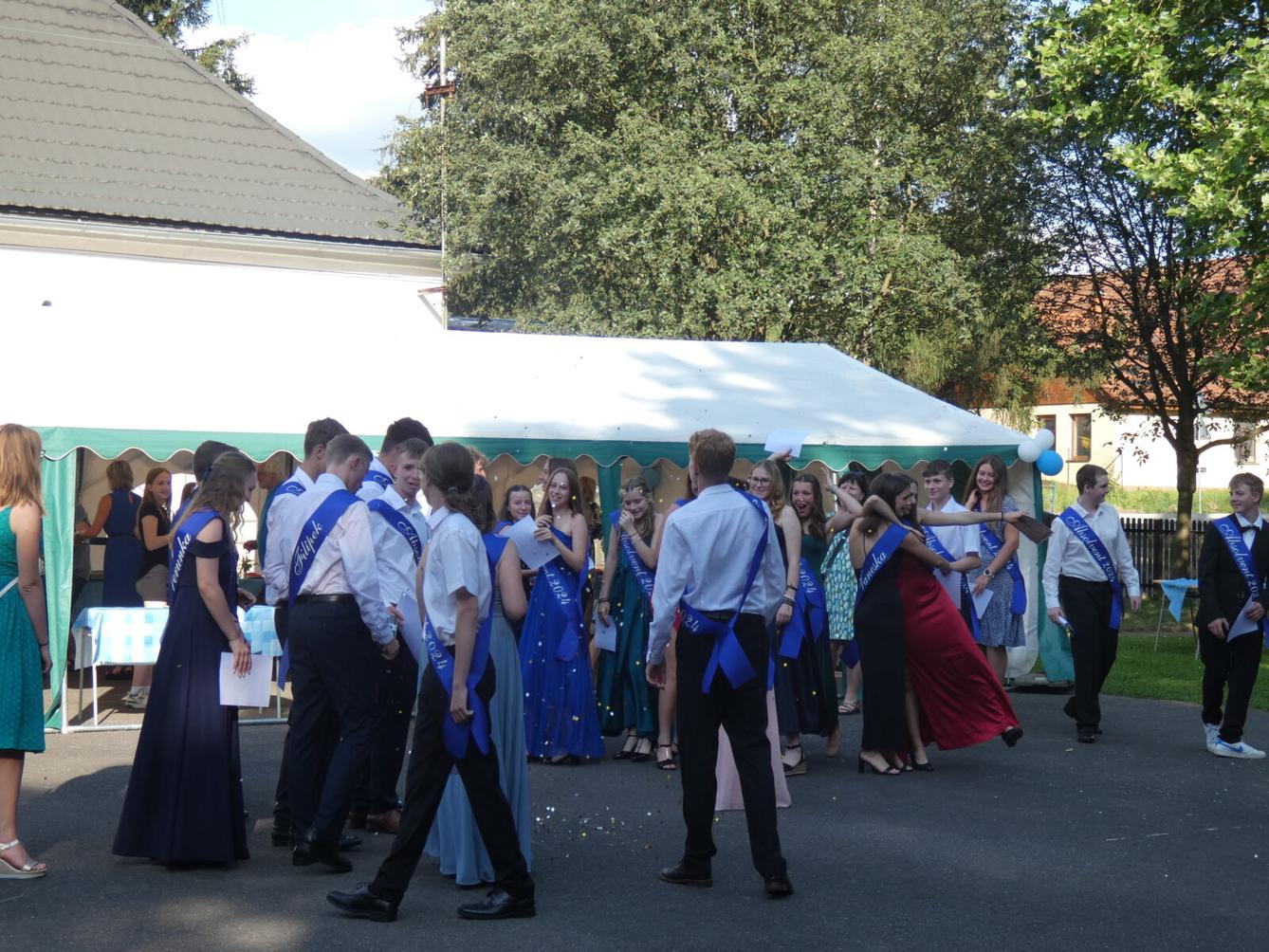 Loučení s deváťáky - zahradní slavnost - 8