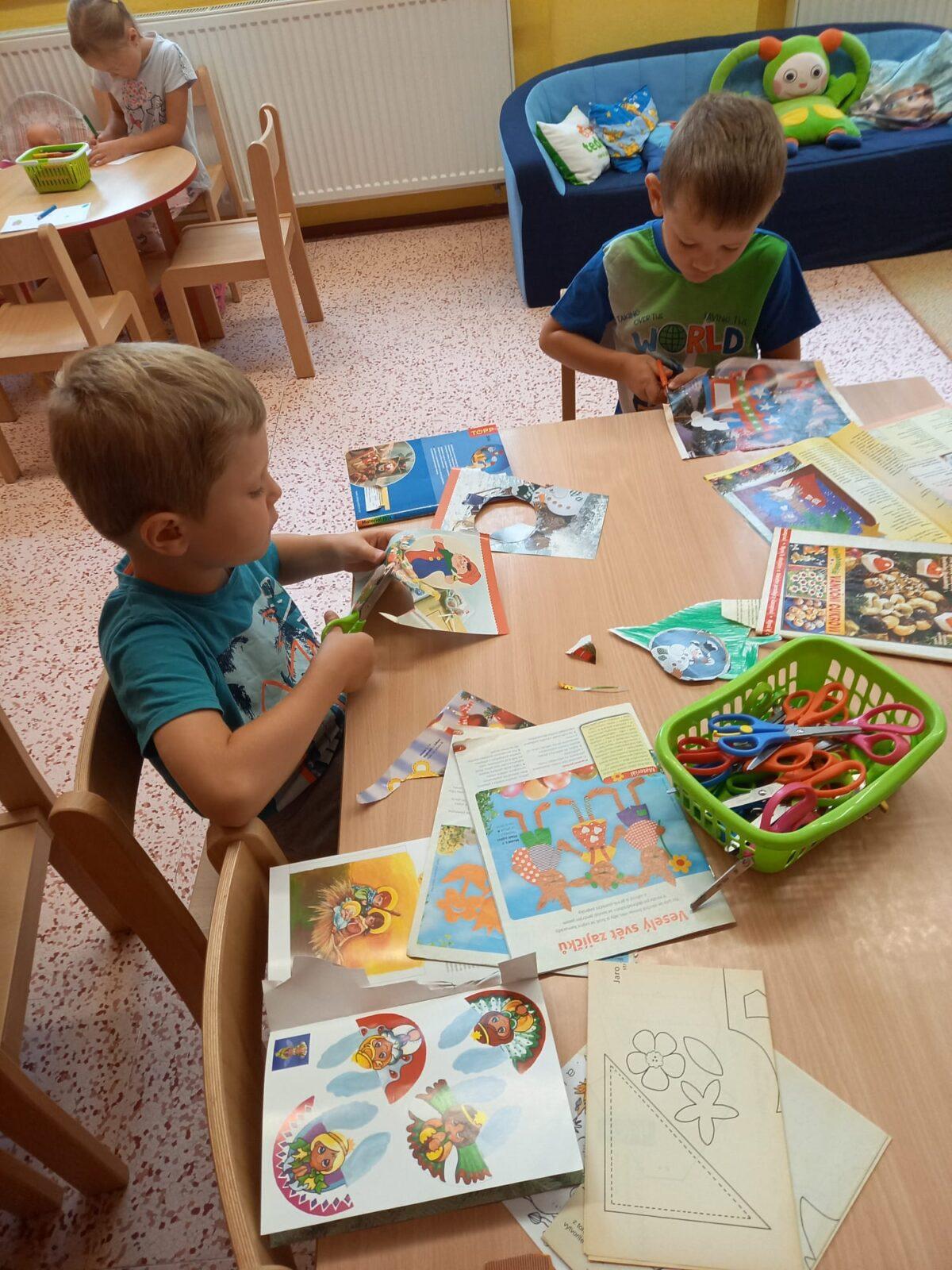 Sovičky - první dny ve školce:-) "vyrábíme si desky na obrázky" :-) - 6