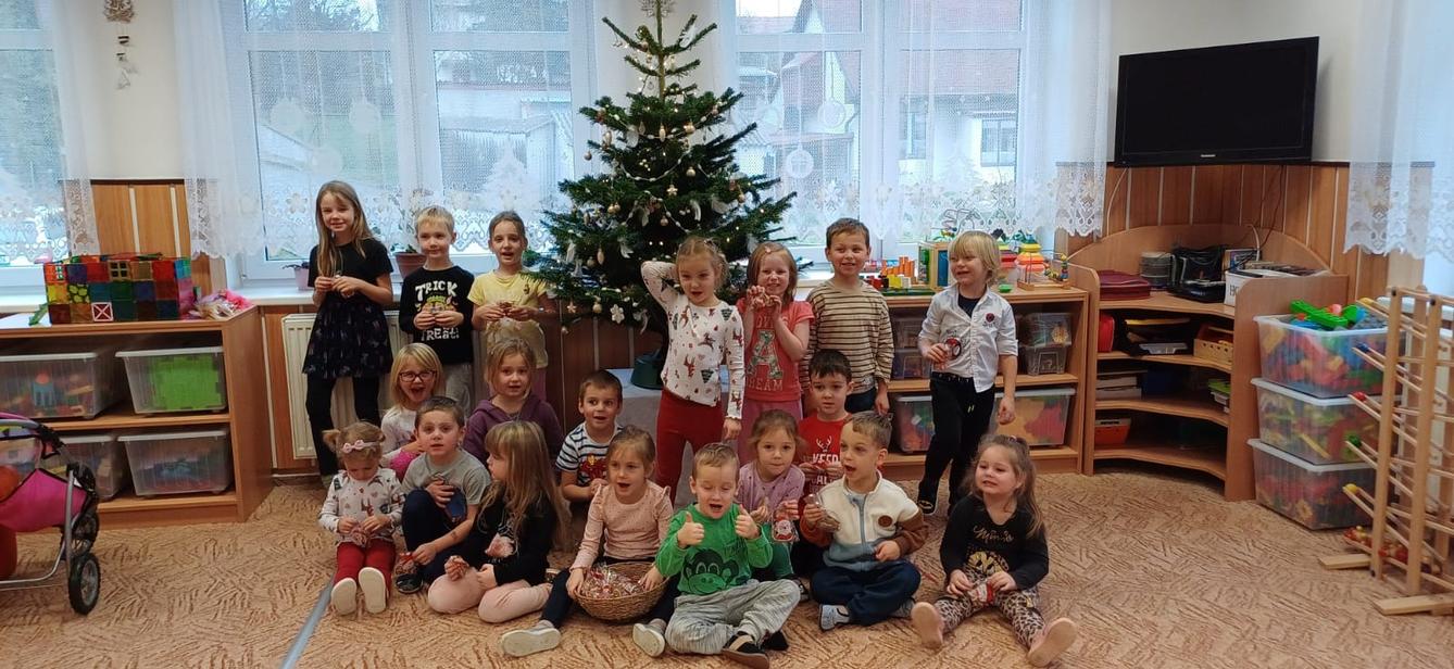 zdobení vánočního stromečku - 5