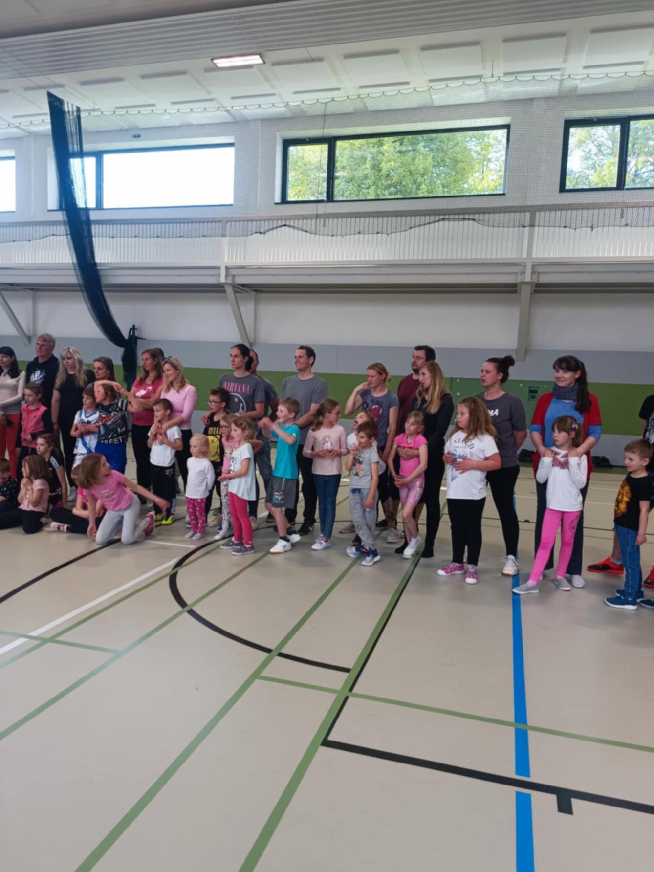 Družinka a děti s rodiči**"sportovní odpoledne" - 53