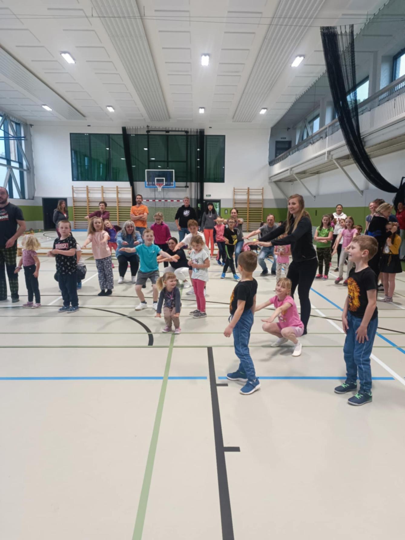 Družinka a děti s rodiči**"sportovní odpoledne" - 54